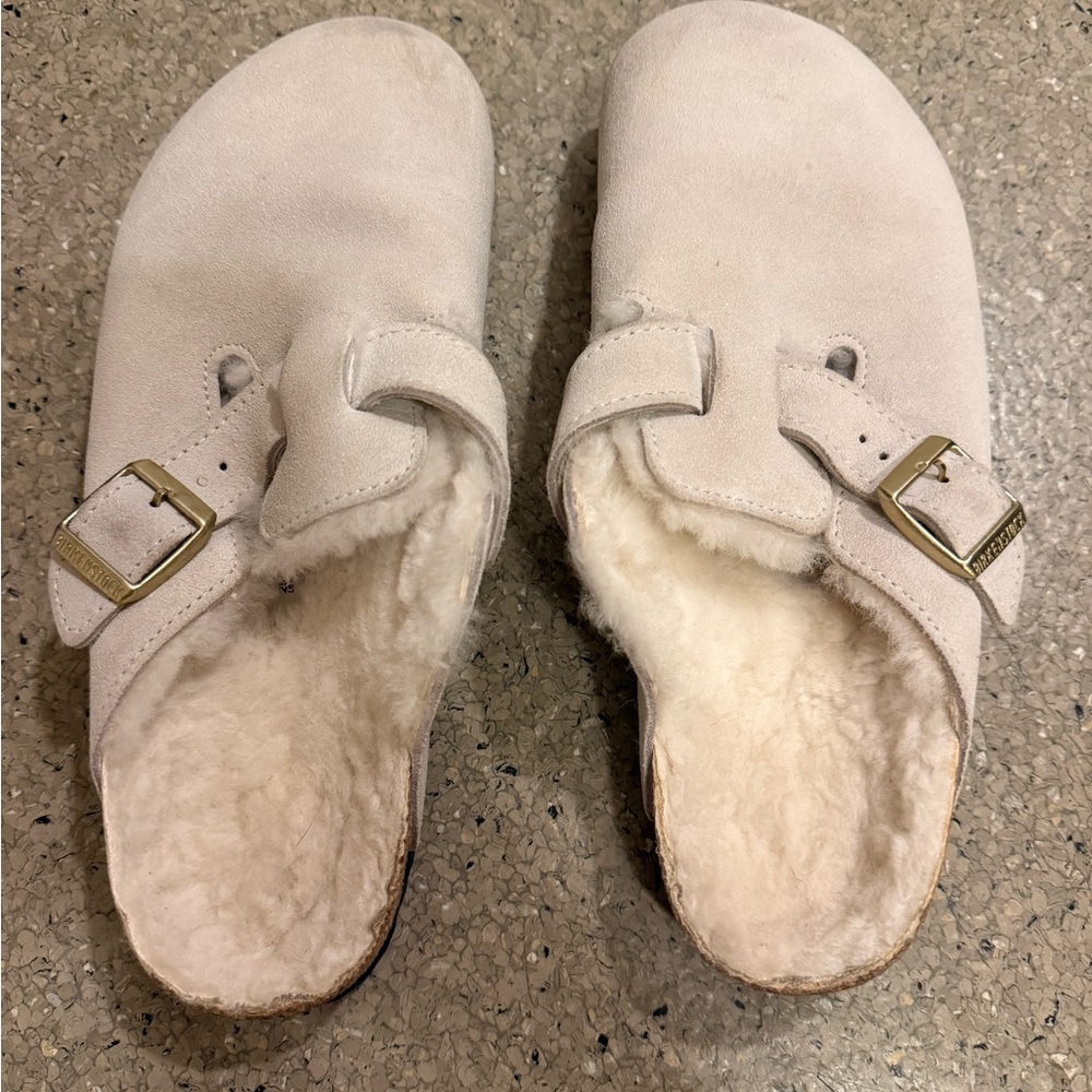 New, Never worn Birkenstock White Suede Shearling Clogs. So cozy!